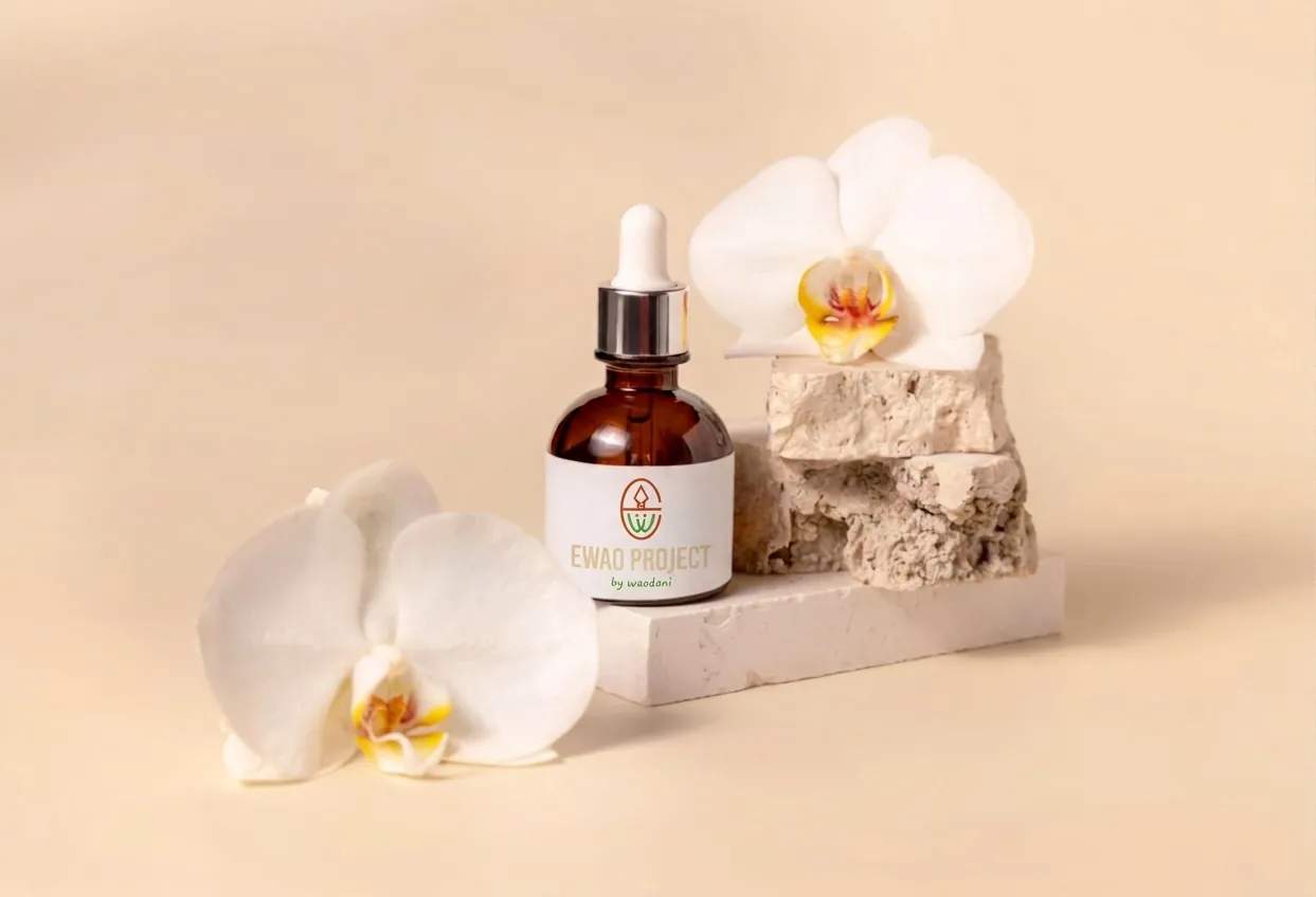 Das WAO Vanilla Serum neben weißen Orchideen